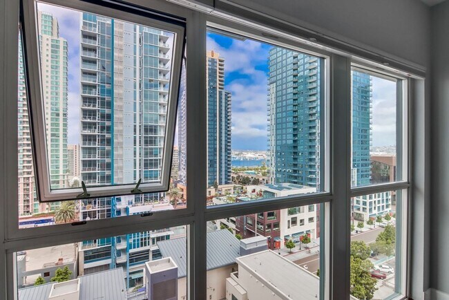 Building Photo - Luxury  Unit in Little Italy