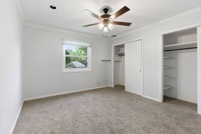 Building Photo - Updated condo in the heart of Green Hills!