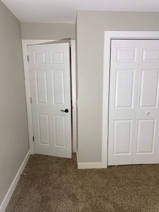 Building Photo - Newly Remodeled 2-Bedroom Apartment in Ore...