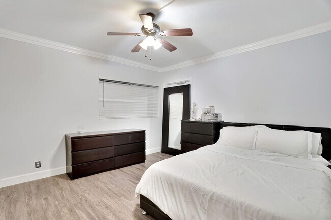 Building Photo - 2800 NE 28th St