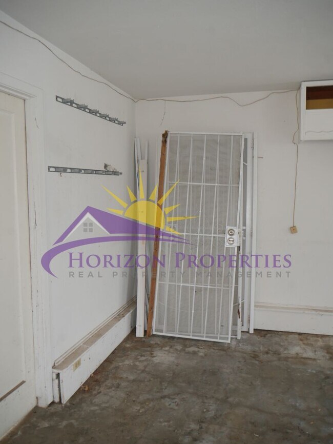 Building Photo - Remodeled 4 Bed 2 Bath 1,483 sqft in Fair Oaks