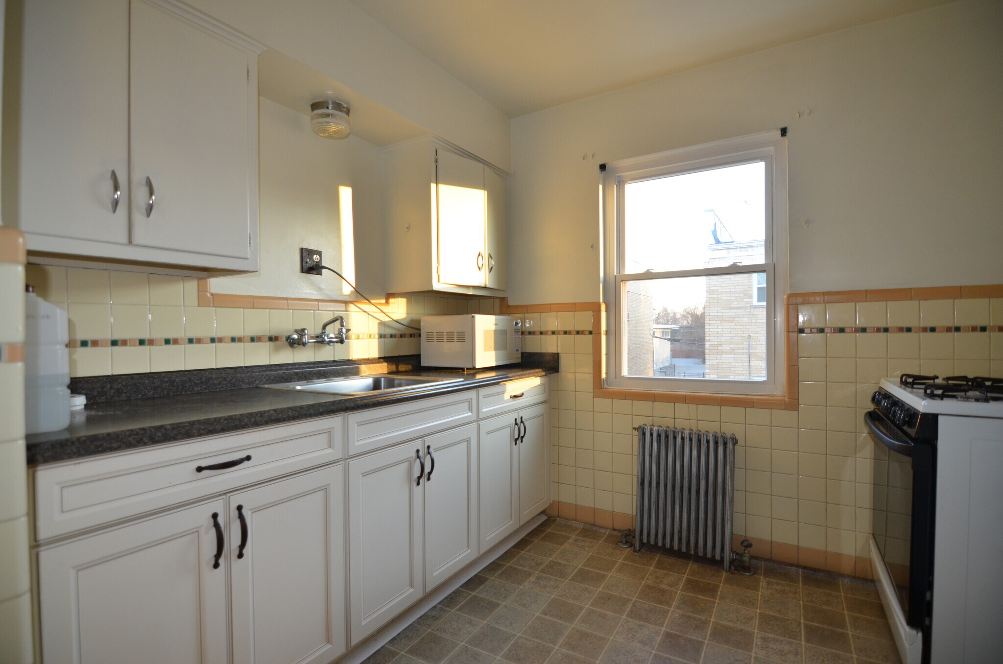Building Photo - 7456 Edgemont Rd