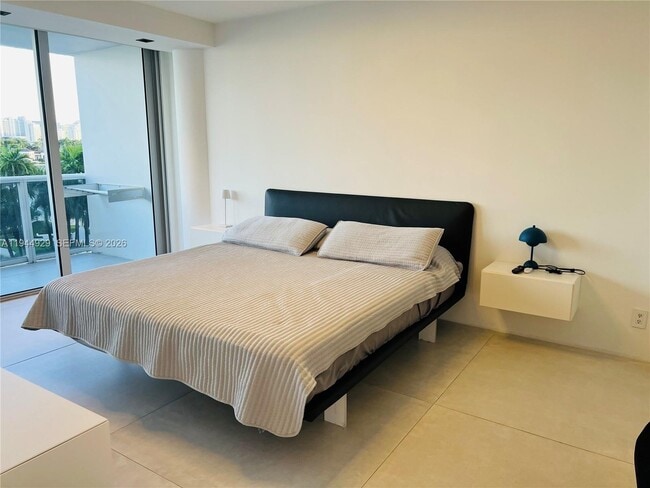 Building Photo - 900 Bay Dr