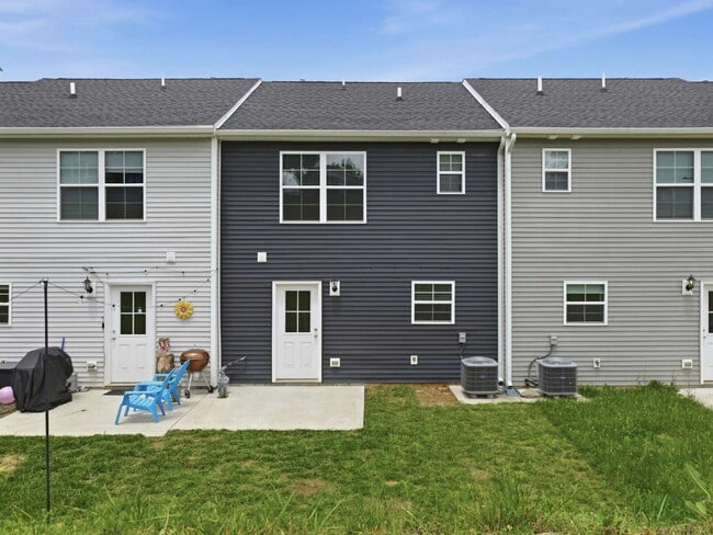 Building Photo - 8780 Hillside Way
