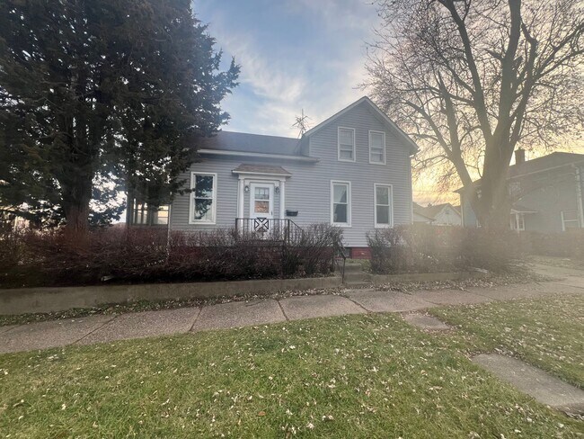 Building Photo - Moline Single Family Home