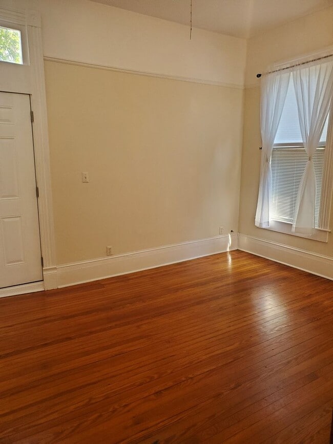 Building Photo - 2 Bedroom, 2 Bathroom Victorian style Midtown Home With Two Balconies!