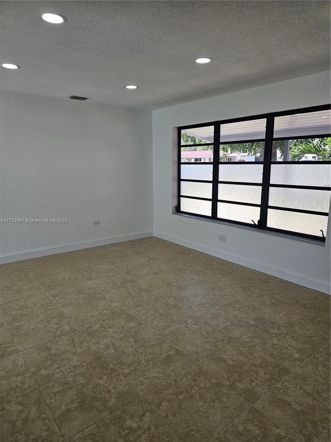 Building Photo - 2 bedroom in Miramar FL 33023