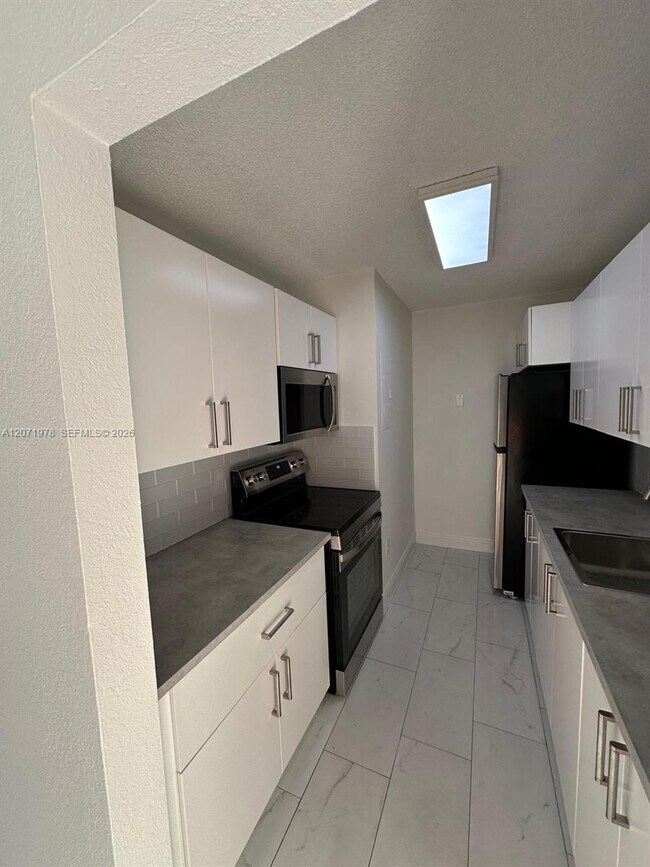 Building Photo - 7401 SW 152nd Ave