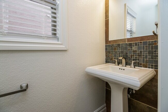 Building Photo - 8453 E Keats Ave