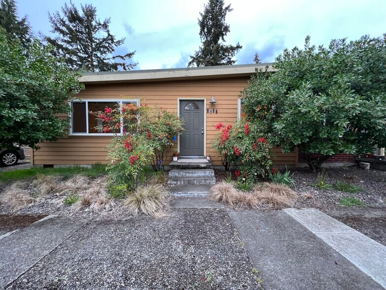 Entrance to 5427 - 5427 SE Tibbetts St
