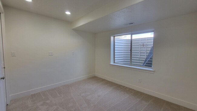 Building Photo - Large and Spacious Lehi Home