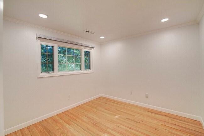 Building Photo - 4Bd/2.5Ba Mercer Island House