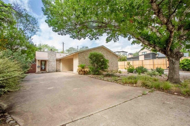 Building Photo - 2011 Meadowridge Dr