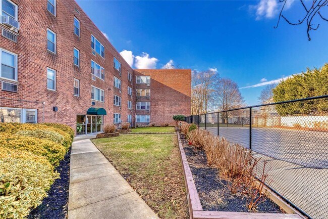 Building Photo - 250 W Merrick Rd