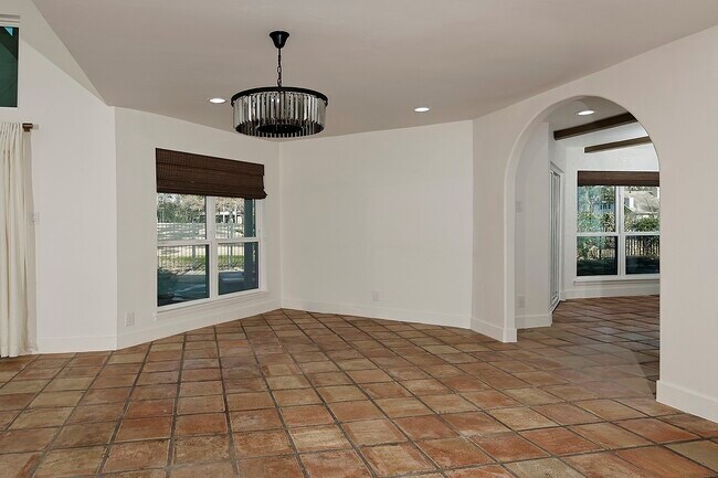 Building Photo - 15 Crinkleroot Ct