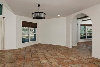 Building Photo - 15 Crinkleroot Ct