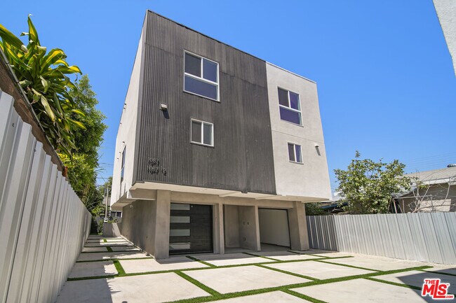 Building Photo - 1055 N Wilton Pl