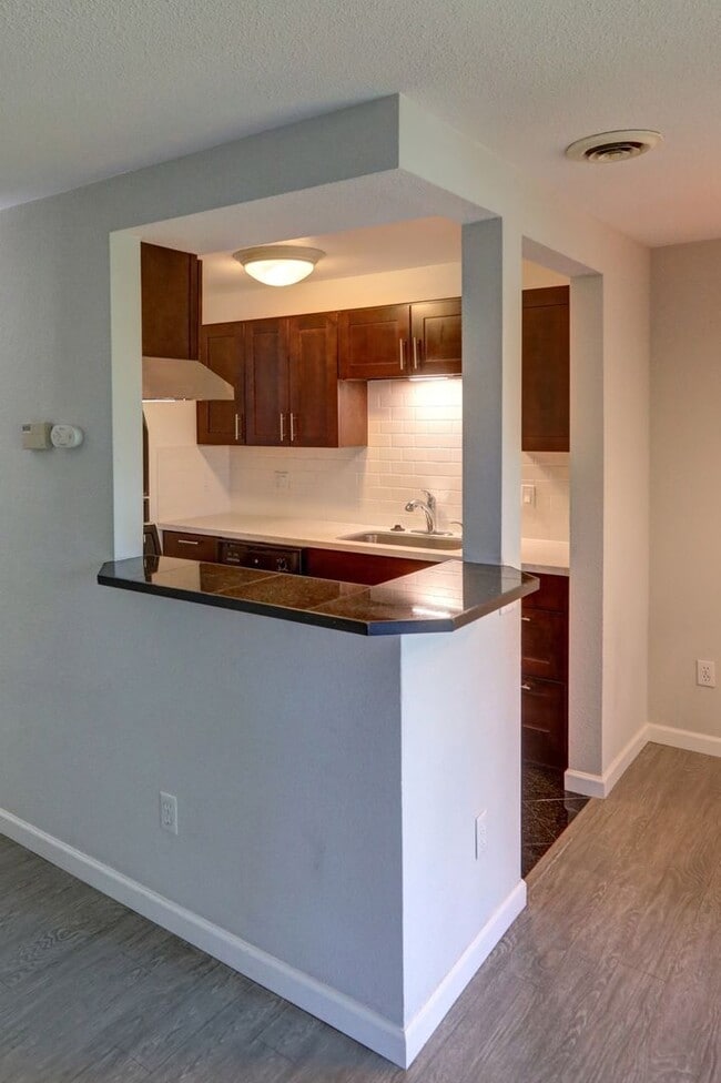 Building Photo - Downtown Bellevue 2BR 1BA Condo-Just Block...