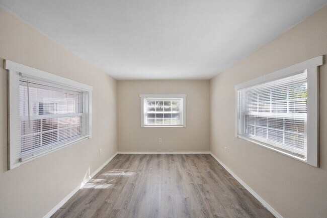 Building Photo - Cute St Pete Bungalow 3/1