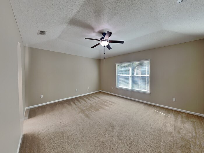 Building Photo - 181 E New England Dr