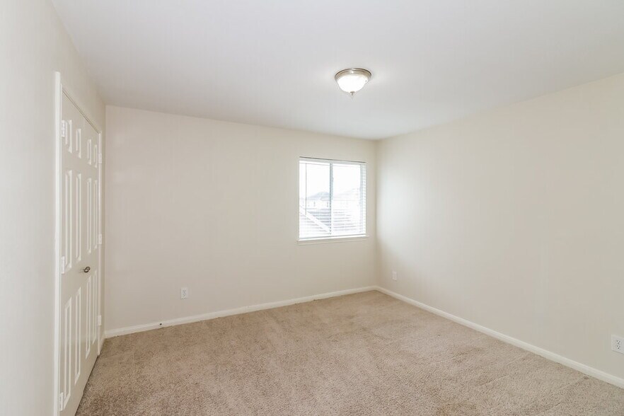 Building Photo - 10007 Barr Lake Dr