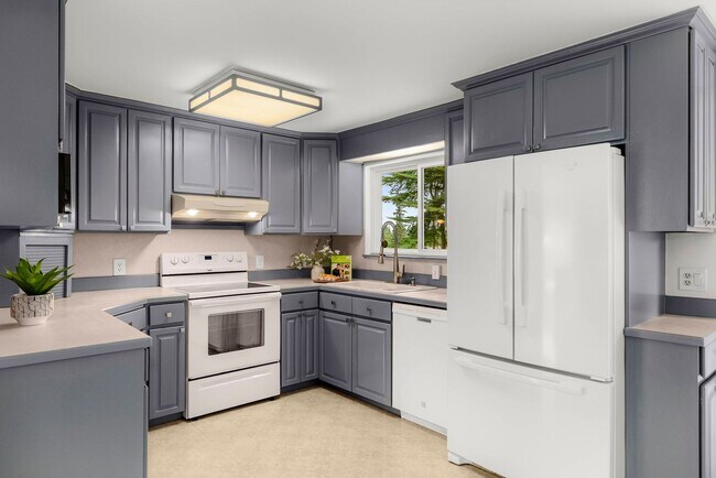 Building Photo - 5bd/3.5ba Bellevue Home