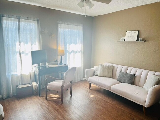 Building Photo - 2 Bd / 2 Ba Townhome Minutes Away From Campus & Downtown!