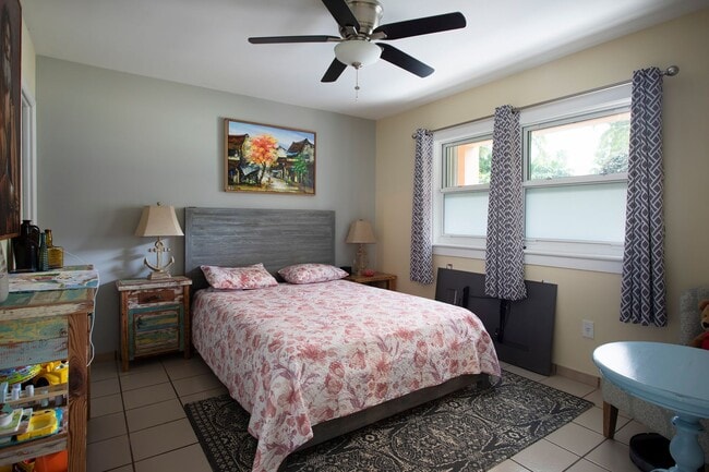 Building Photo - 3 Bedroom 2 Bathroom unfurnished  "C" Buil...