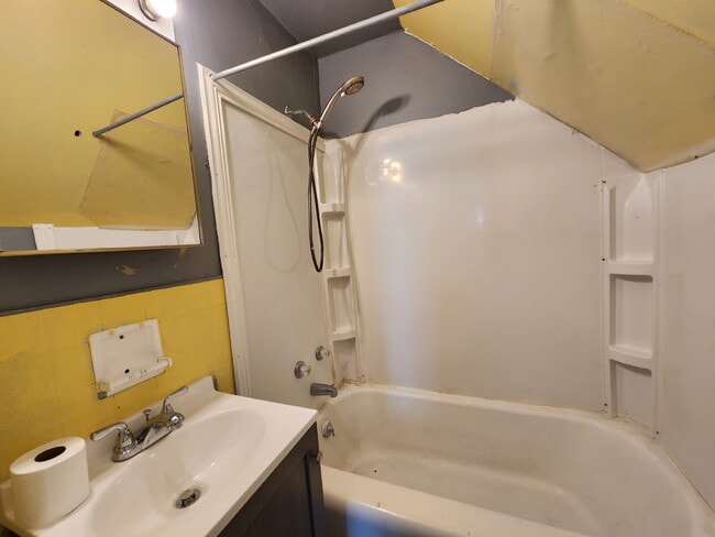 Building Photo - Lower 2 bedroom