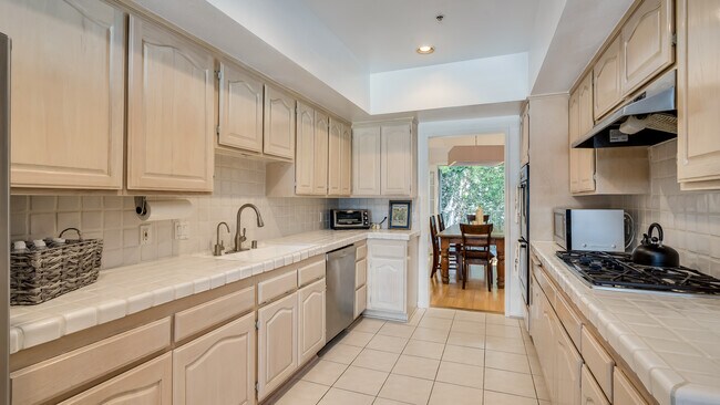 Building Photo - 2025 S Beverly Glen Blvd