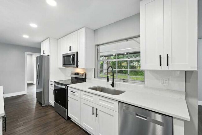 Building Photo - Beautiful 3 Bedroom House in Quiet Port Or...