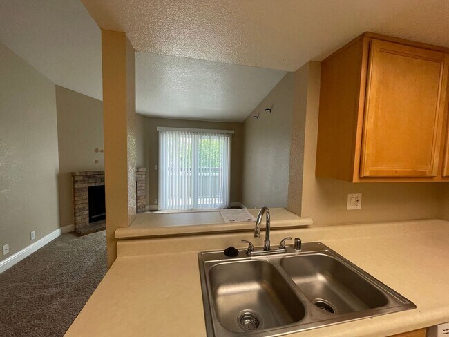 Building Photo - 2 Bedroom and 1 Bathroom South Reno Condo