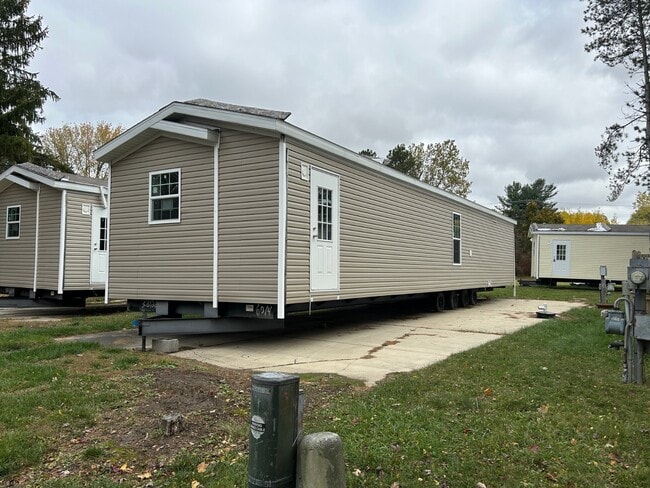 Building Photo - 3170 Orchard Lake Rd