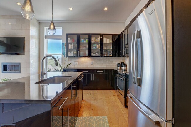 Building Photo - 2 bedroom 2 bath Penthouse apartment in Wa...