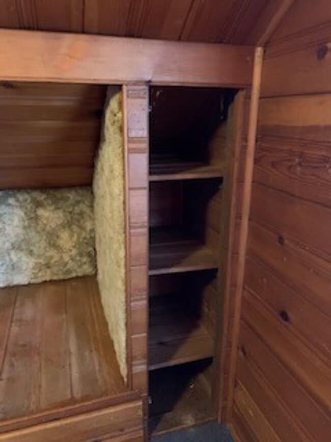 Building Photo - Large 3 BR 2 BA house w beautiful woodwork...