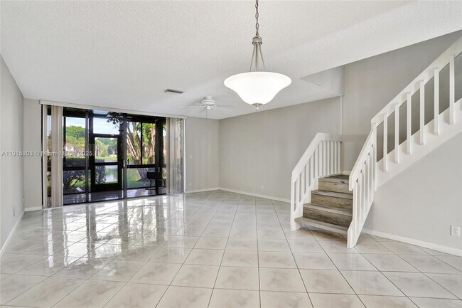 Building Photo - 4615 Carambola Cir S
