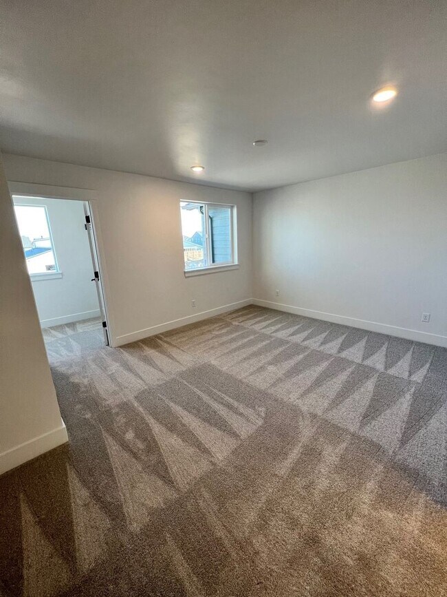 Building Photo - Petrosa 3 Bedroom Townhome