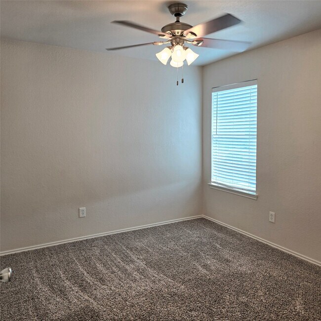 Building Photo - 12034 Madison Oak St