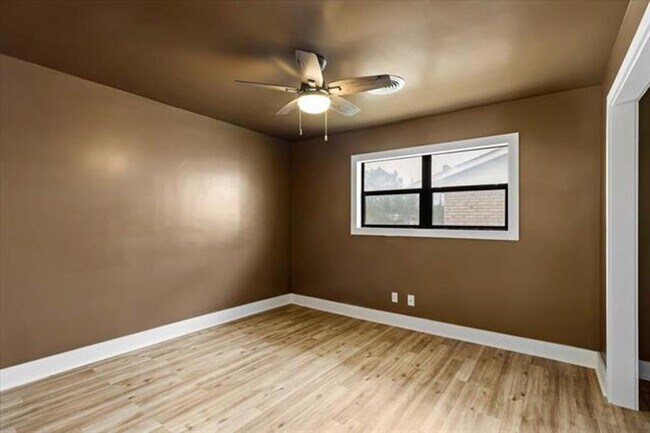 Building Photo - 3 Bedroom, 1.5 Bath Beauty!