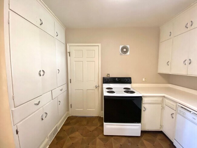 Building Photo - Stunning Historic 4 Bed Home Near NDSU