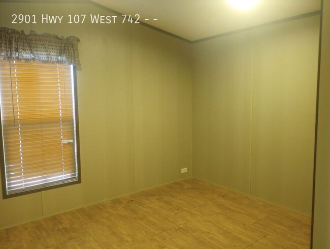 Building Photo - 2 bed 1 bath available!