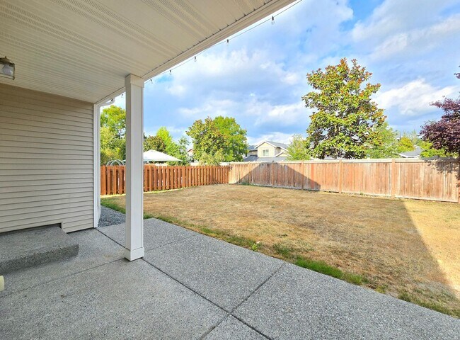 Building Photo - Charming Single Family 4 Bed/2.5 Bath Home...