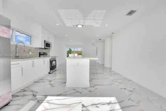 Building Photo - 16315 SW 107th Ave