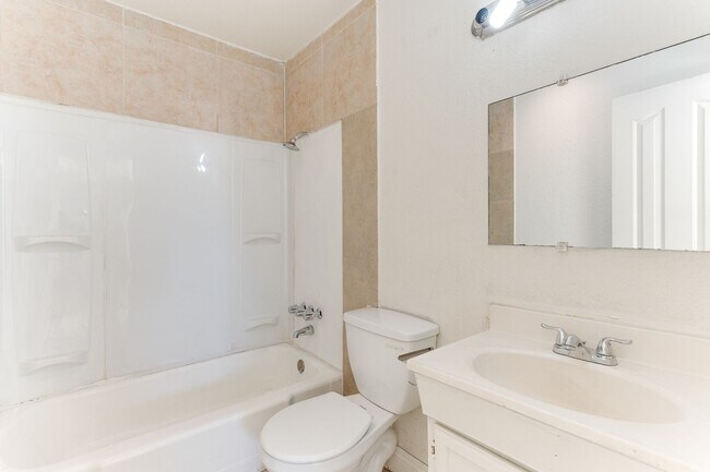 Building Photo - Bright & Spacious 2-Bedroom Upstairs Unit ...