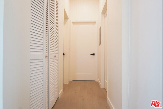 Building Photo - 1515 S Hayworth Ave