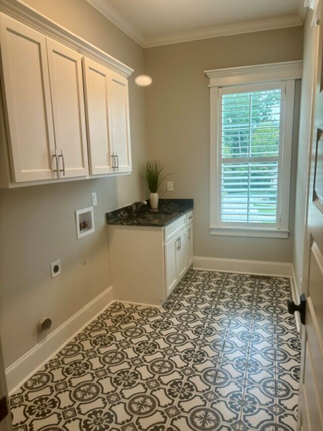 Building Photo - 4304 Sabal Dr