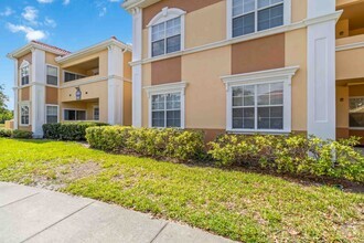 Building Photo - Nicely updated 2/2 unit available now for ...
