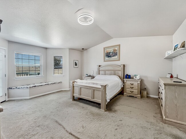 Building Photo - HUGE GARAGE BIGGER HOUSE