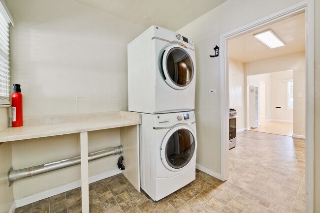 Building Photo - Bright, Clean and Cozy 2BR, 1BA Single Fam...