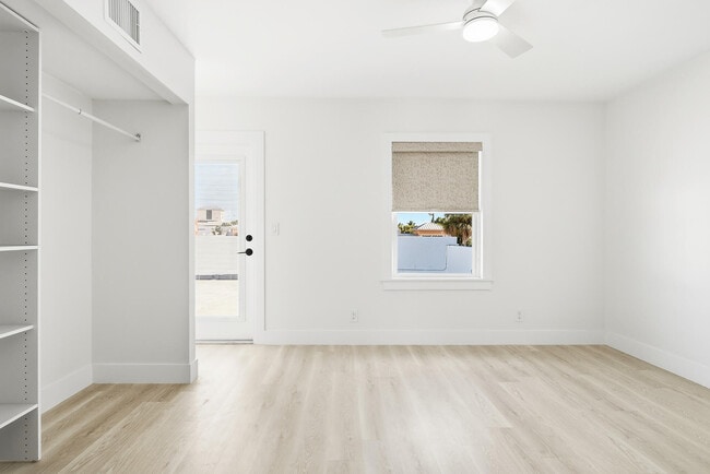 Building Photo - 5909 S Dixie Hwy